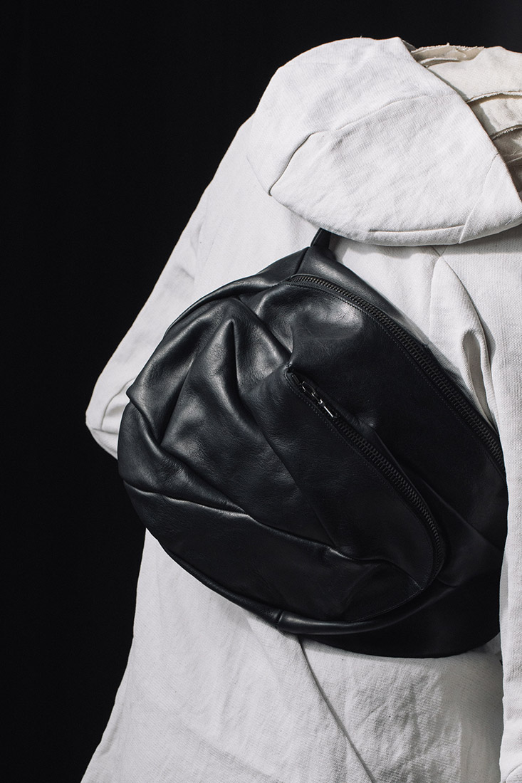 hide-m | LEON EMANUEL Dealer Bag M, black horse leather