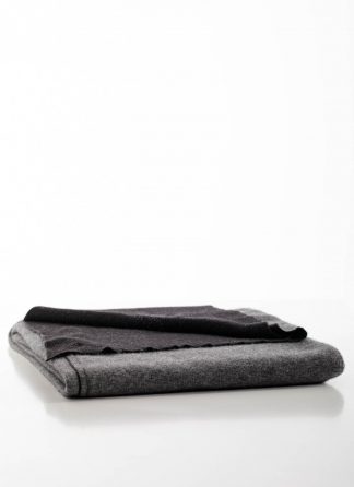 LABEL UNDER CONSTRUCTION Surfacing Loops Blanket Large Decke cashmere silk cotton black hide m 7