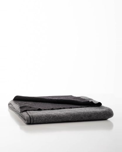 LABEL UNDER CONSTRUCTION Surfacing Loops Blanket Large Decke cashmere silk cotton black hide m 7